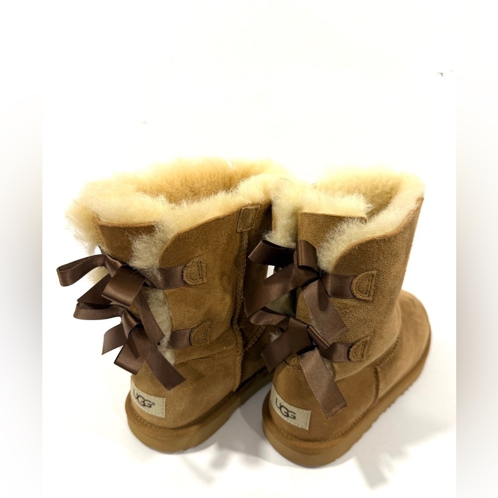 UGG Bailey Bow II Chestnut Boots Women Size 5 Brown Sheepskin Suede